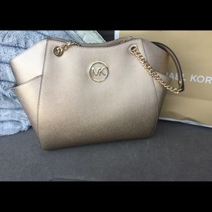 Gorgeous Michael Kors Purse 💕 MAKE OFFER!!